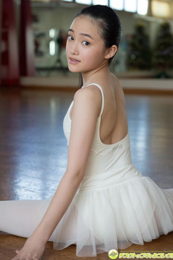 伸到同桌奶罩里捏她胸故事-SD完整无删减版