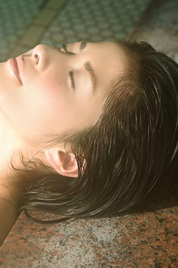 男人趴在美女身上亲胸-亚洲色欲久久久综合网-QHD无删减在线播放